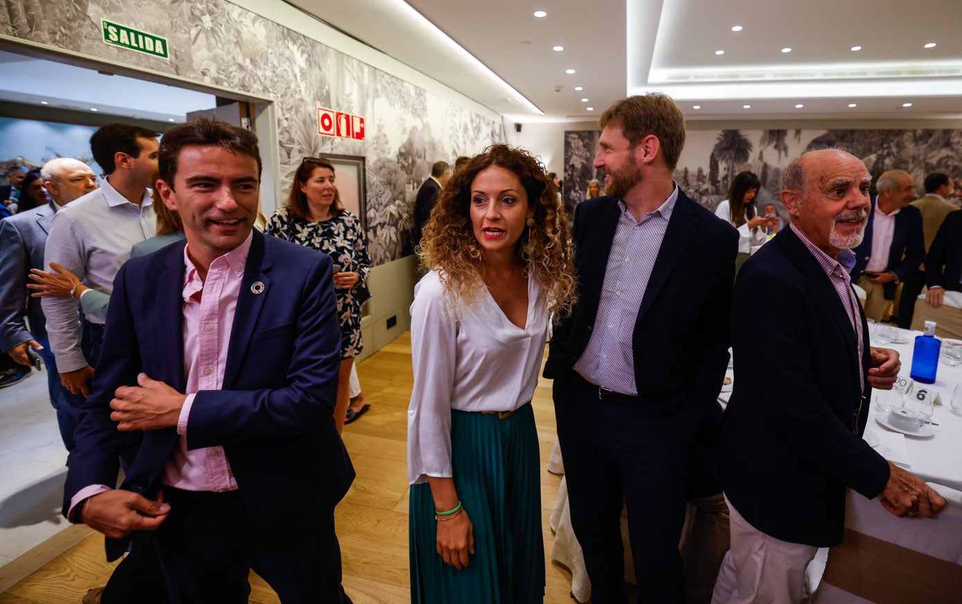 Pedro Casares, Ainoa Quiñones, Manuel Redondo y José Villaverde, a su llegada al foro. 