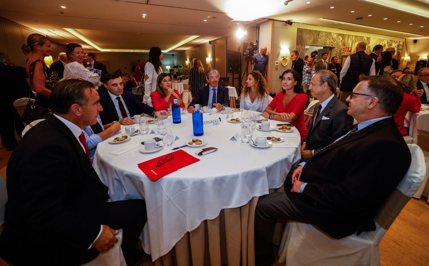 Manuel Iturbe, María José González Revuelta, Antonio Román, María José Sáenz de Buruaga, Luis Revenga, Ainoa Quiñones, Gema Igual, José Juan Pérez-Tabernero y el director de El Diario Montañés ïñigo Noriega.