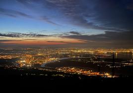 Vista de la bahía y su entorno desde lo alto de Peña Cabarga, de noche.