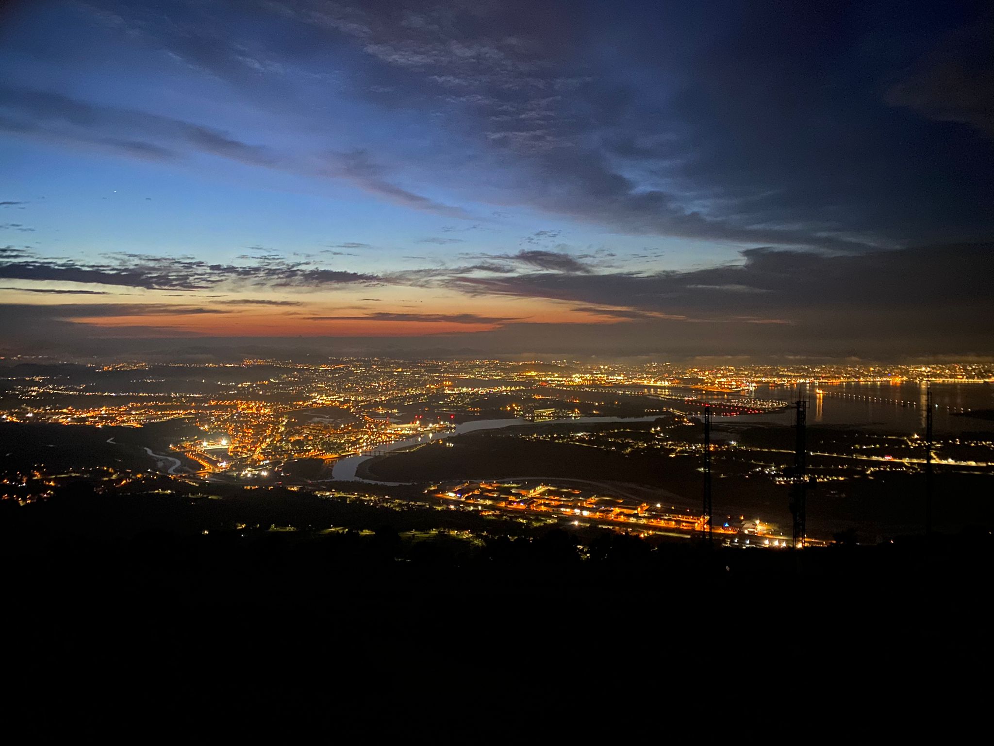 Vista de la bahía y su entorno desde lo alto de Peña Cabarga, de noche.