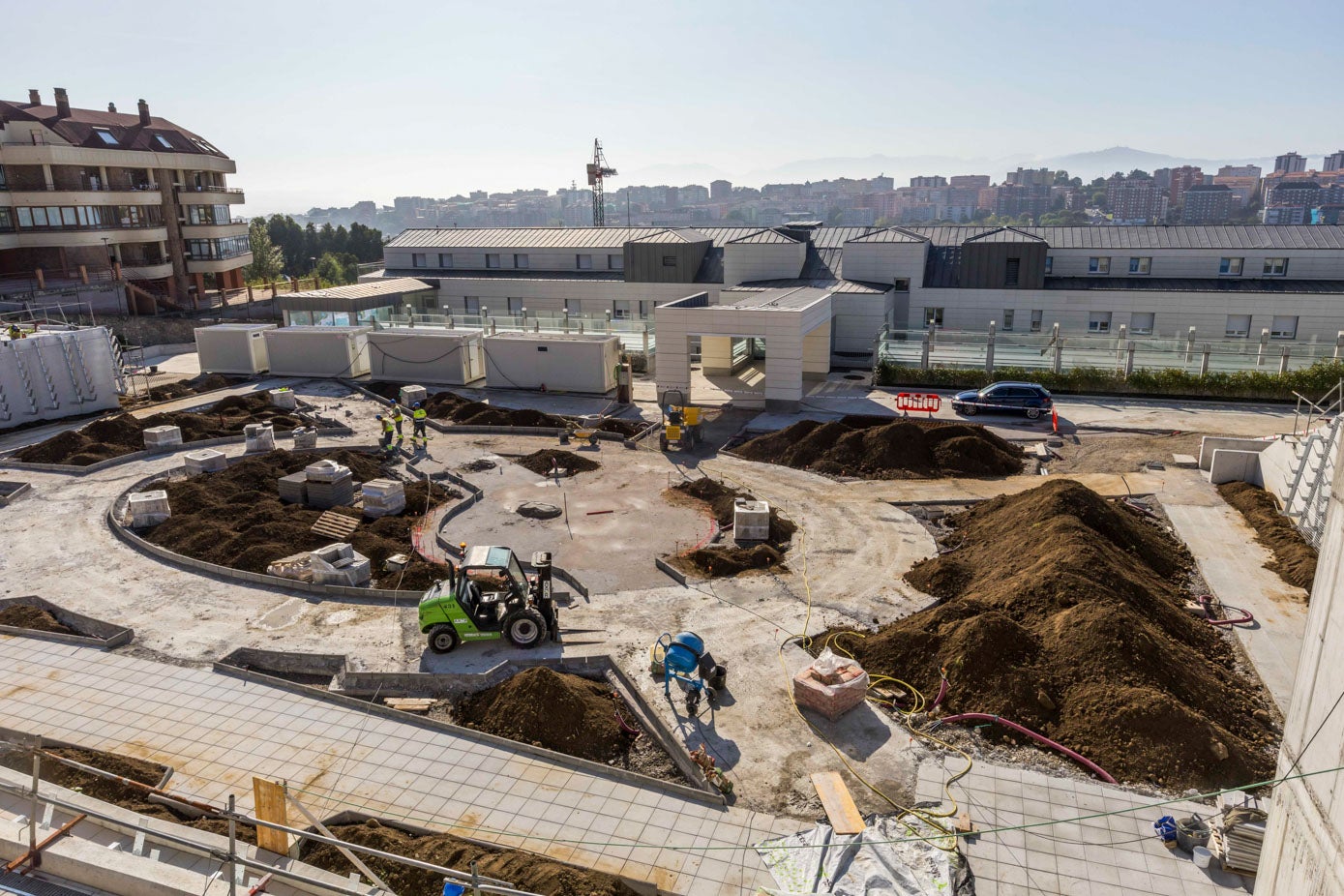 Las obras en la parcela de Consuelo Bergés del aparcamiento con ascensor panorámico que comunica con un jardín.