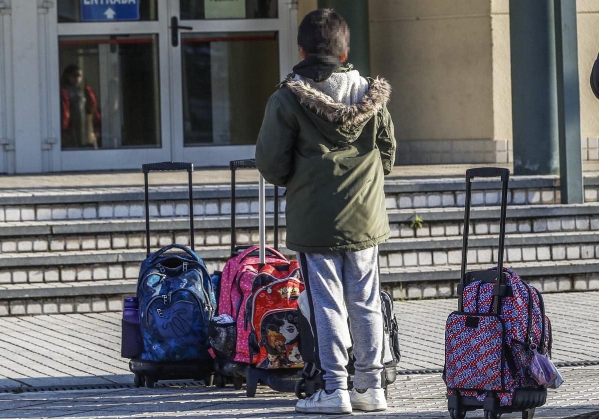 Un alumno a las puertas de un centro educativo.