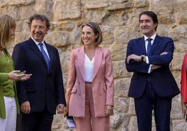 De izquierda de derecha, Noemí Manzanos, consejera de Agricultura y Ganadería de La Rioja; Pablo Palencia, consejero cántabro; Cuca Gamarra, secretaria general del PP, y Juan Carlos Suárez-Quiñones, consejero de Castilla y León.