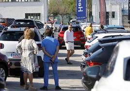 Clientes ojean automóviles, este viernes, en el Salón del Motor organizado en el exterior del Mercado Nacional de Ganados.