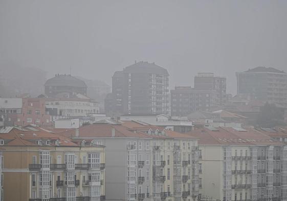 Niebla sobre los tejados de los edificios en Santander