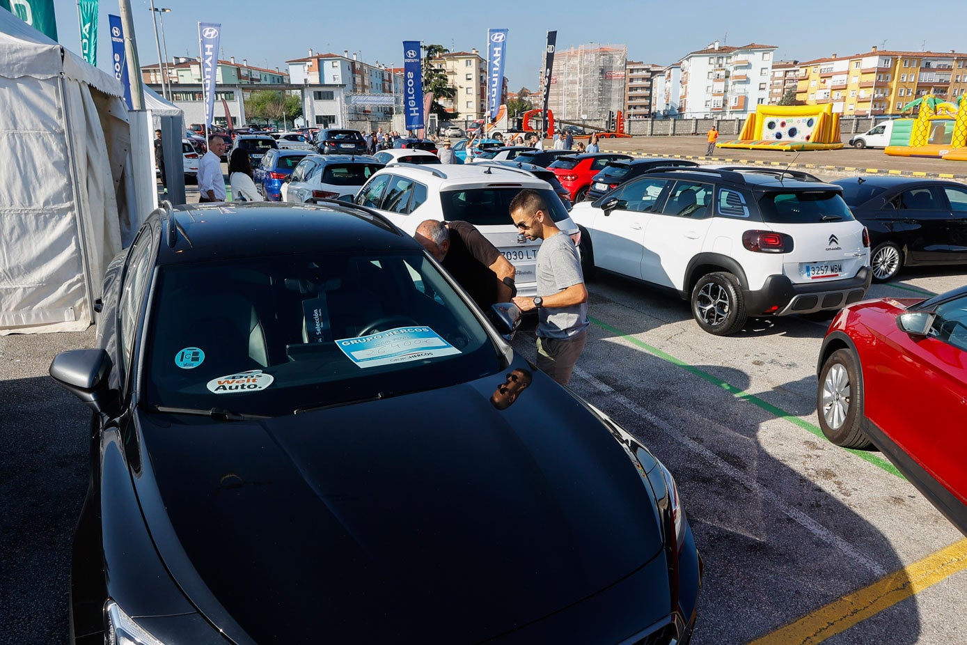 Desde la inauguración este viernes, decenas de vecinos de todas partes de Cantabria se han acercado a Torrelavega en busca de una oferta interesante.