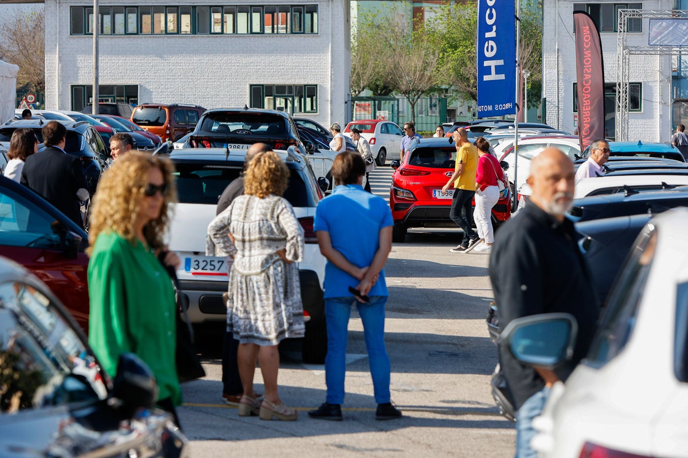 Clientes ojean algunos vehículos expuestos en el Ferial, este viernes, en la primera jornada del Salón del Motor.