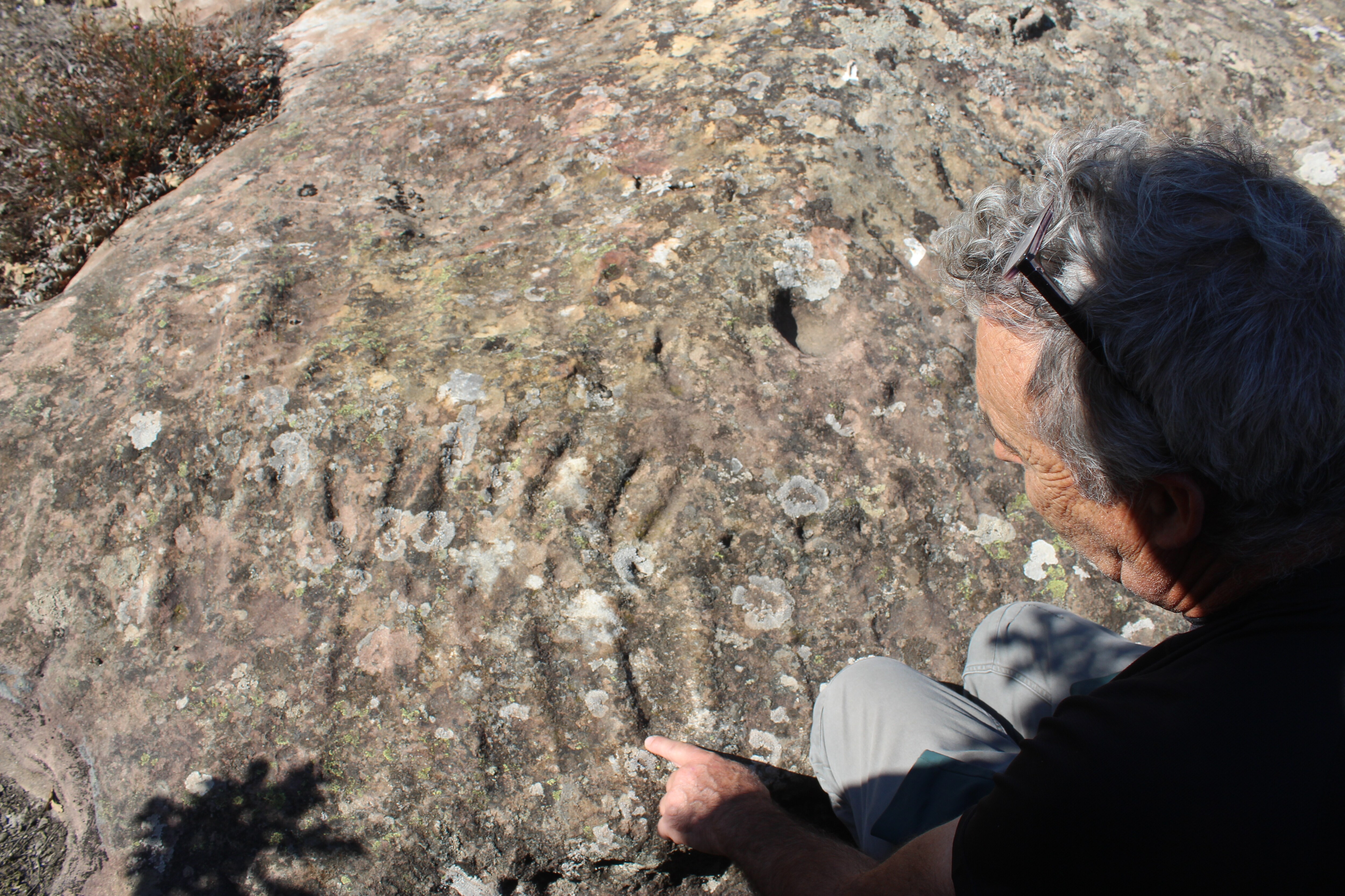 El investigador aficionado Ernesto Rodrigo ha descubierto miles de petroglifos, entre los que se encuentran las tumbitas