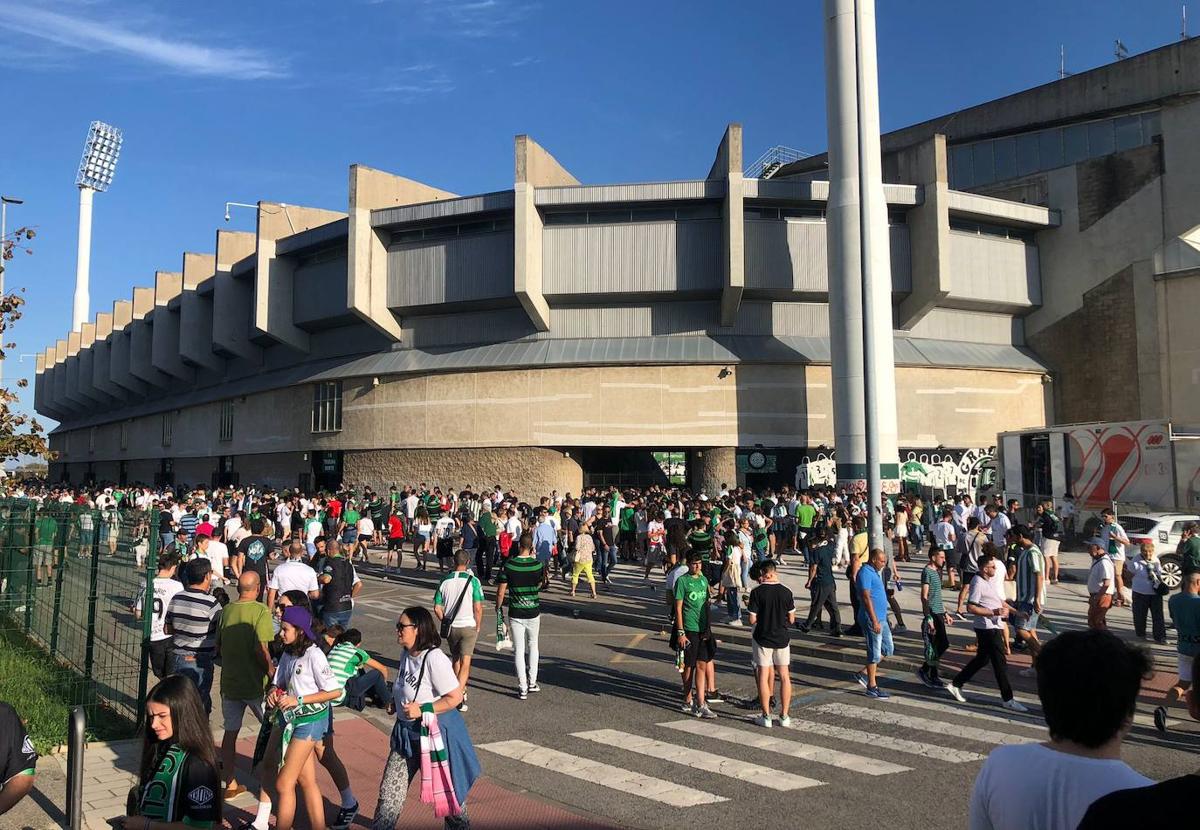 Los aficionados abarrotan los alrededores del estadio antes del partido de este sábado.