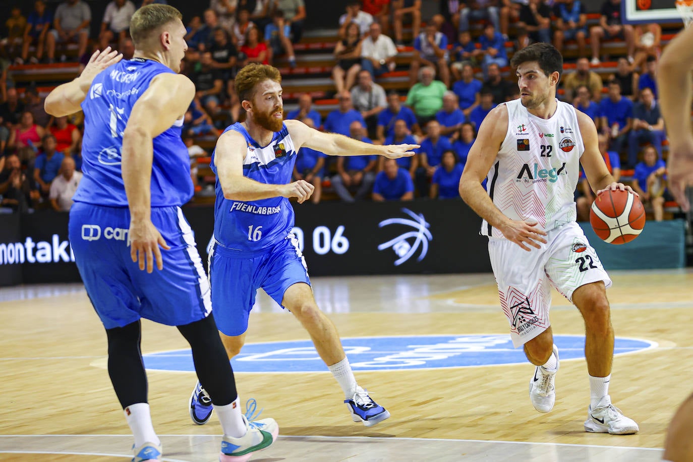 Agustí Sans, uno de los capitanes del Alega, trata de deshacerse de dos rivales del Fuenlabrada.