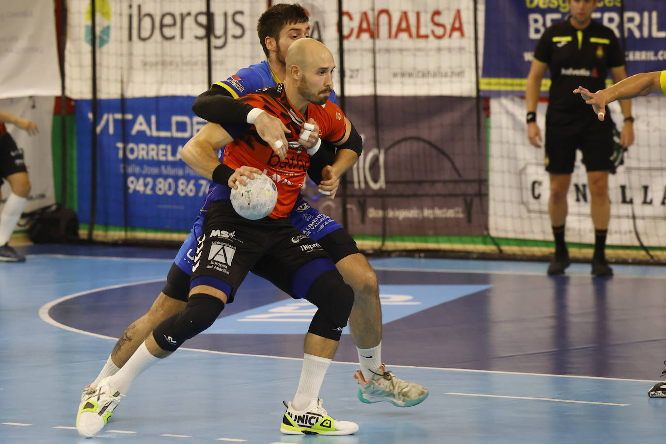 Adrián Fernández en una acción con un rival del Valladolid. 