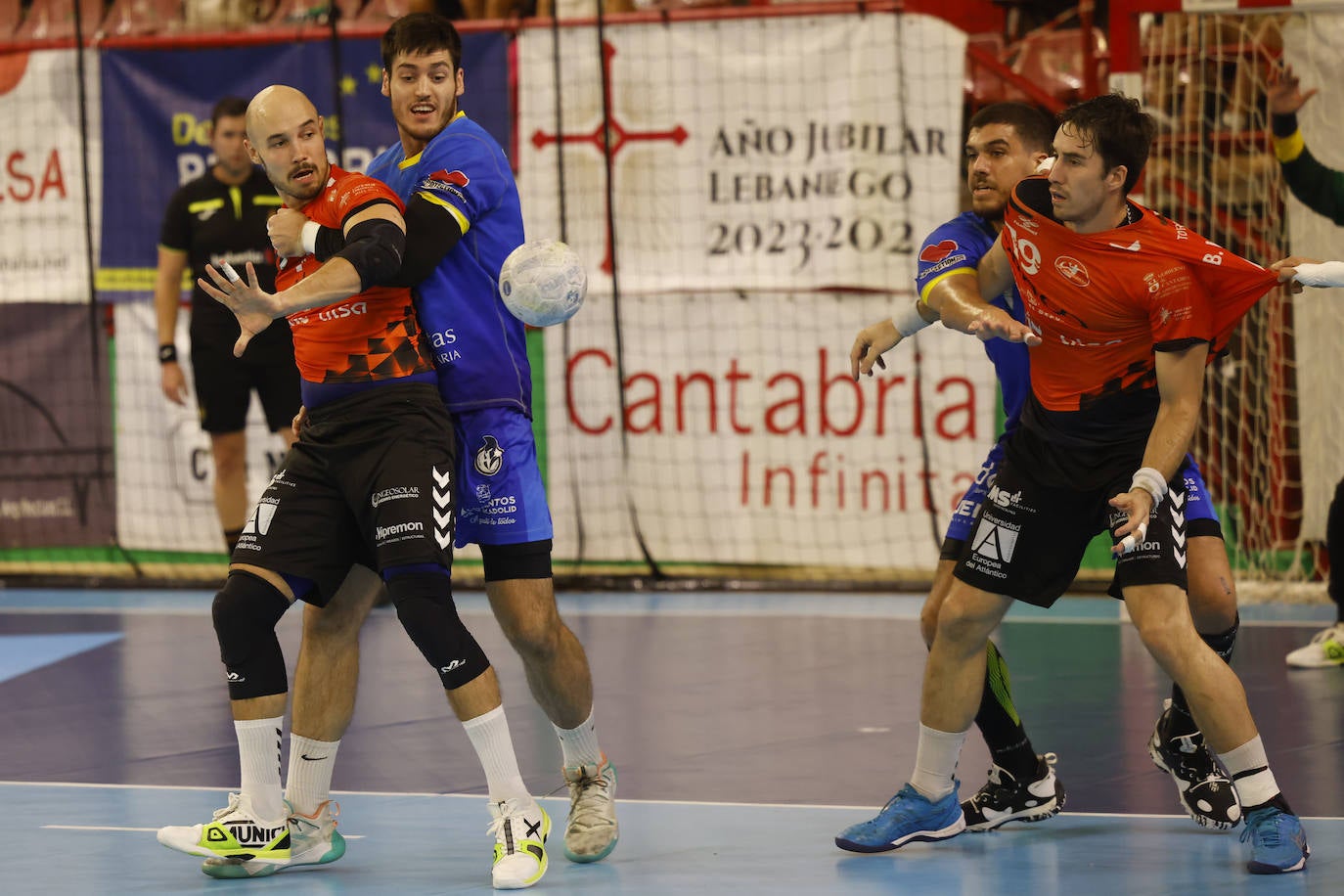 Un jugador del Valladolid impide a Adrián Fernández recibir la pelota.