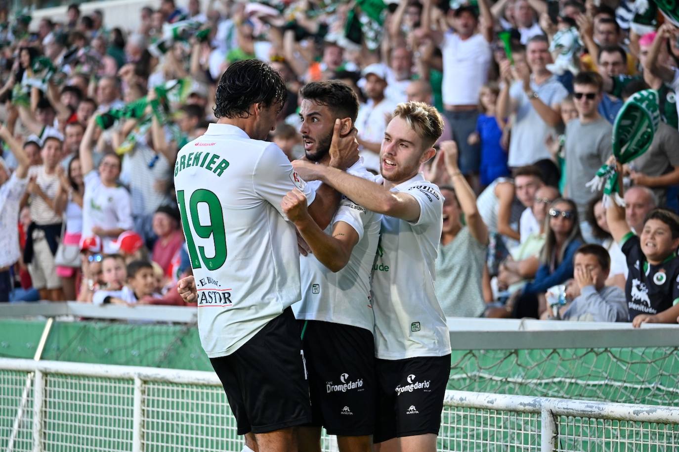 Andrés, felicitado por Grenier y Peque tras marcar el primer tanto.