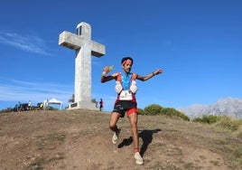 Zais Ait Malek, ganador de la prueba, a su paso por la Cruz de Viorna en los Picos de Europa