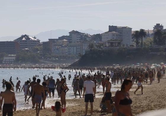 Playa de El Sardinero, llena de gente esta mañana.