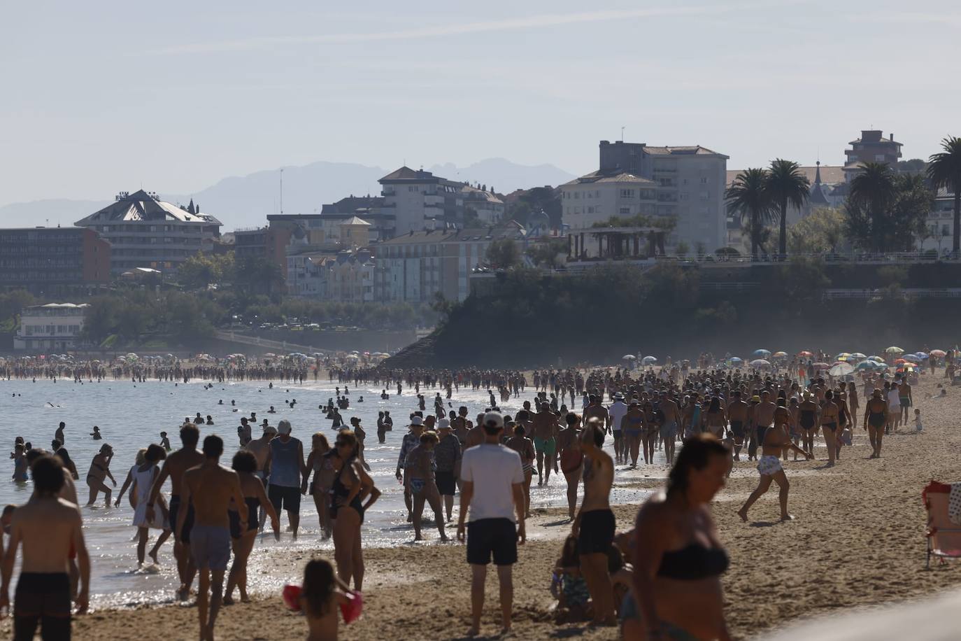 Difícil encontrar un sitio libre para la toalla en las playas este domingo en pleno octubre.