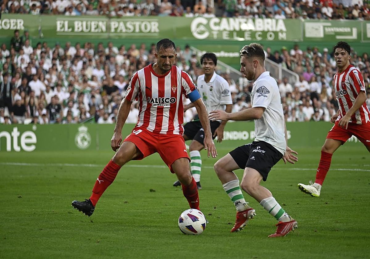 Peque encara a Izquierdoz en un lance del encuentro.