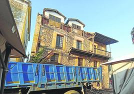 El edificio de la antigua Fonda Colasa está acordonado tras la caída de una parte del alero.