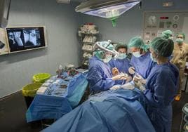 Intervención quirúrgica en Valdecilla, que aumentará la actividad para aliviar las listas de espera.