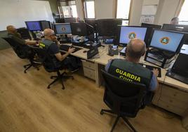 Los expertos de la Guardia Civil que integran el 'Equipo @', con sede en el cuartel de Campogiro (Santander).