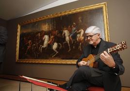 El guitarrista Paulino García durante un recital en el Museo de Altamira.