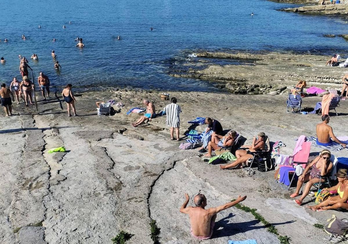 El buen tiempo abarrota las playas en pleno octubre