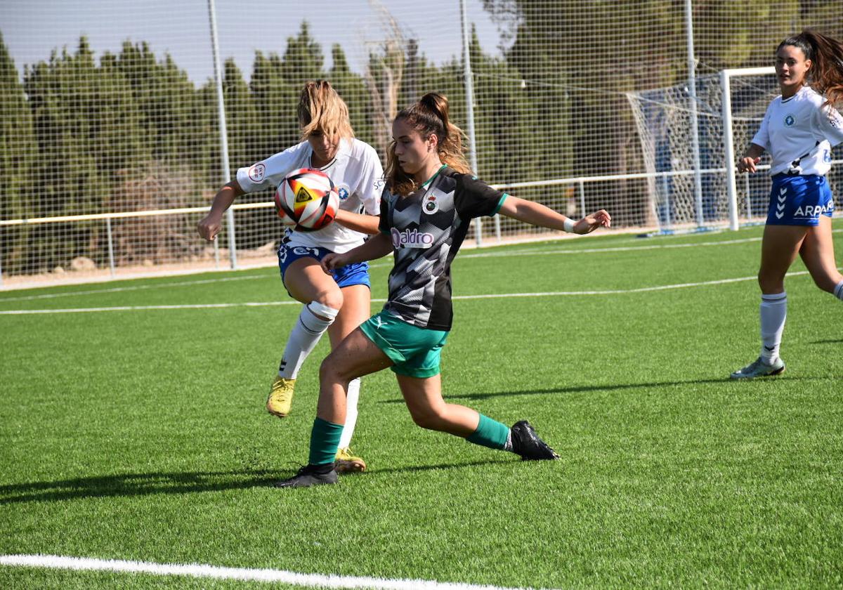 Juli disputa un balón ayer enZaragoza.