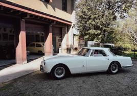 El Ferrari 250 GT, de 1950, saliendo del garage donde duerme