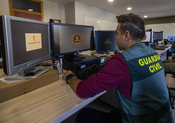 Los agentes que integran el 'Equipo @' trabajan desde su sala en el cuartel de Campogiro, en Santander.