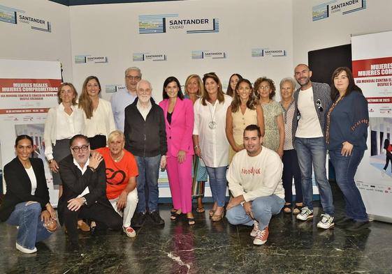 Organizadores del desfile junto a la alcaldesa de Santander. De izqueirda a derecha (de pie): María Eugenia Cuenca-Romero, María Martínez Alberdi, Javier Hernández De Sande, Pedro Sobrado, Gema Igual, Victoria Herreros, Conchi Revuelta, María Luz López, Zulema Gancedo, Sonsoles López, Araceli Gallardo, José Luis Callejo y Rosa Saiz. Abajo, Sofía Palencia, Miguel Rincón, María Luz Fernández y Martín Vuelta.