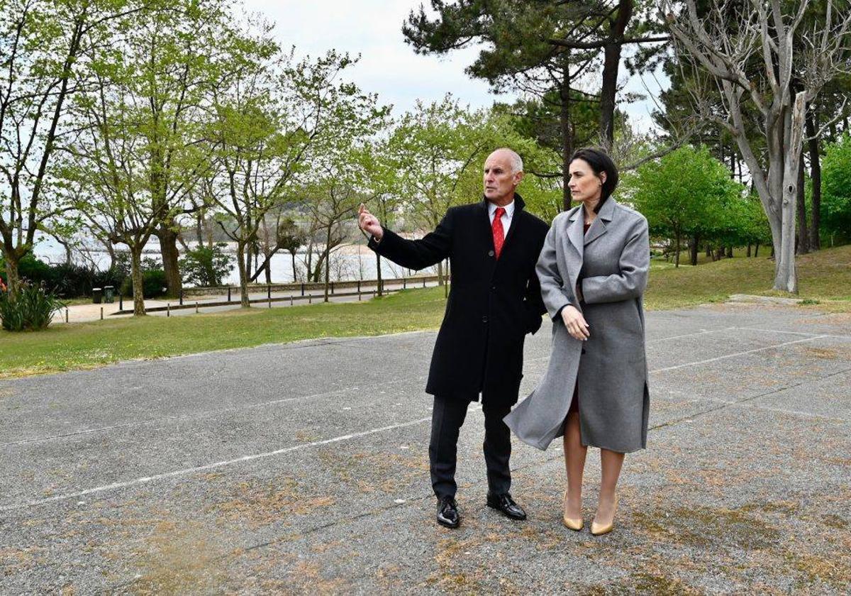 Peter Cano conversa con Gema Igual, en abril, en su visita a las antiguas pistas de tenis de La Magdalena.