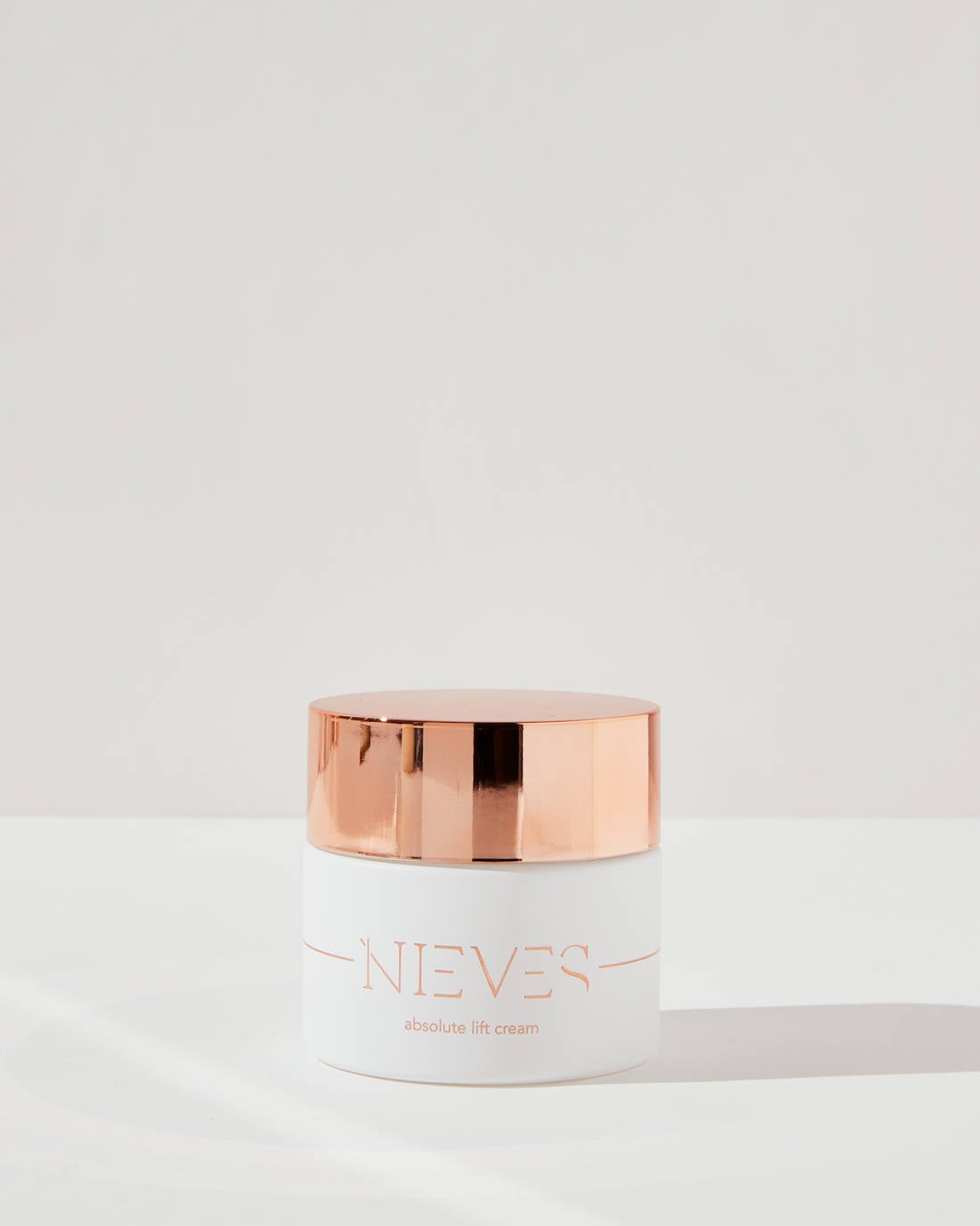 Crema reafirmante con potentes activos multifunción, que hidratan la piel en profundidad, promueven la regeneración celular y reducen las líneas de expresión. Ingredientes activos: Células madre de la flor de las nieves; bakuchiol; niacinamida; ácido hialurónico; resveratrol y extracto de alga de las nieves 