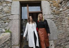 Charo Urquiza y Noelia Cobo, el pasado mes de junio, en la visita de esta última a San Vicente.