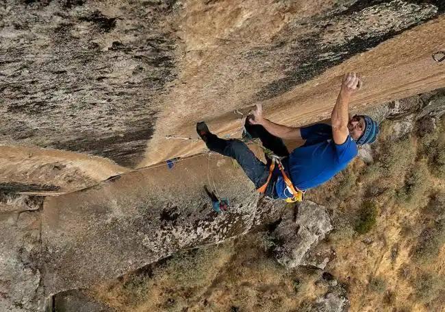 Iker escalando 'Made in France'