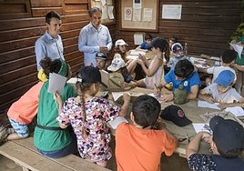 EL alcalde, Diego Movellán, durante una visita a una de las actividades infantiles.