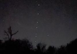 La caravana de satélites de Starlink, anoche en el cielo de Rocamundo.