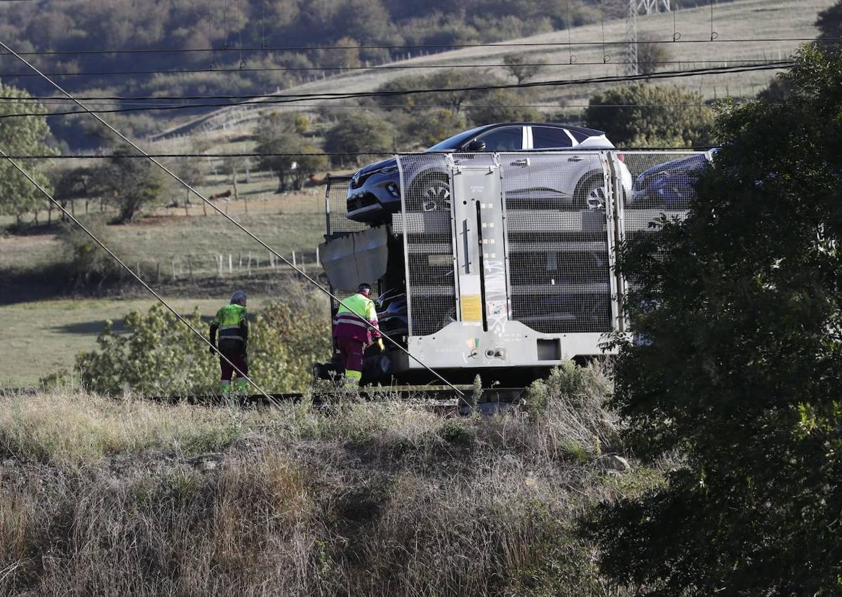 Imagen secundaria 1 - Trabajos en la zona esta mañana y estado de las vías tras el accidente.