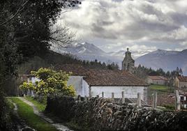 Vista del pueblo de Barcenillas y su iglesia al fondo.