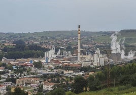 Complejo industrial de Solvay en Torrelavega, que reducirá su producción.