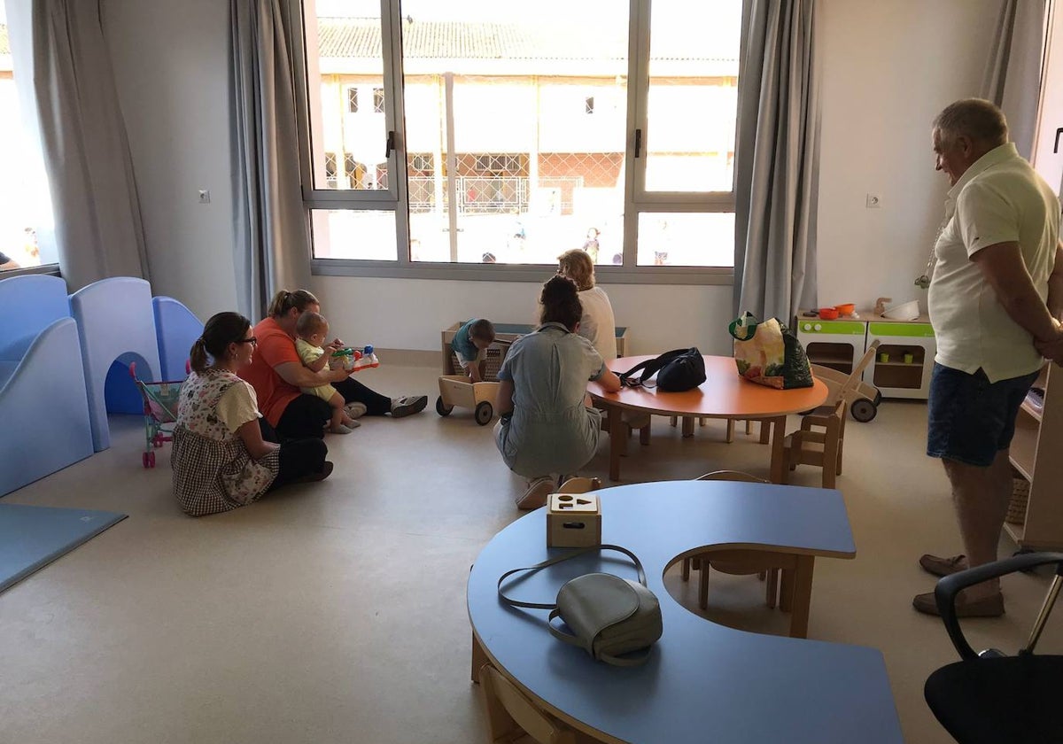 Los pequeños acompañados de sus padres en el aula de un año.