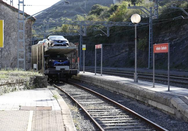 El segundo de los vagones, apartado en la estación.