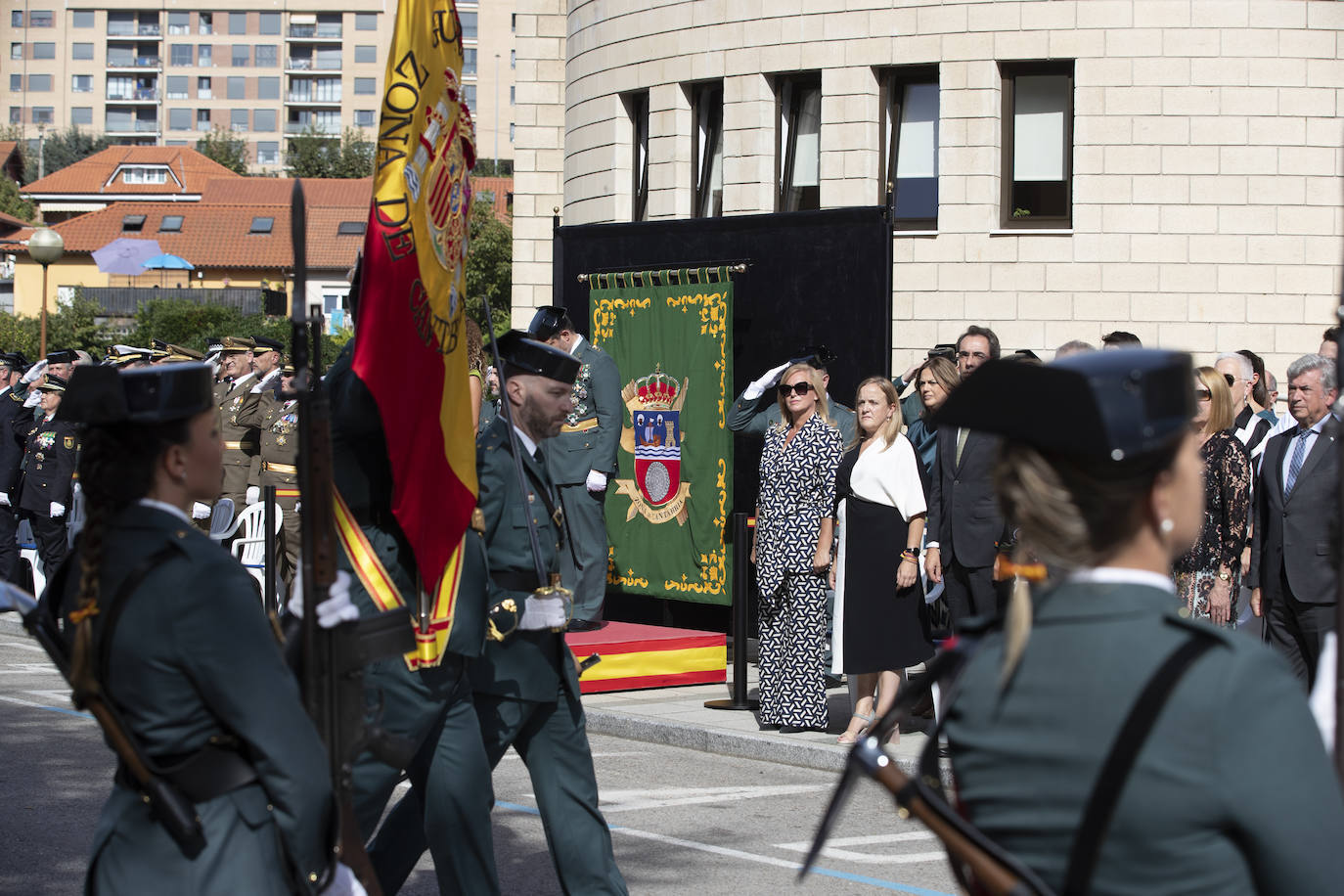 Dos guardias civiles trasladan la bandera de España en el acto celebrado en Campogiro.