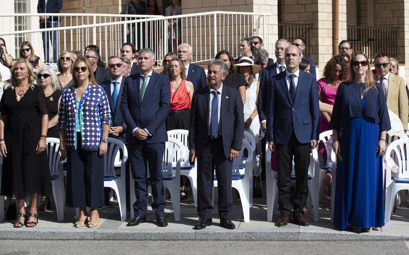 El expresidente de Cantabria, Miguel Ángel Revilla, entrre las autoridades civiles presentes.