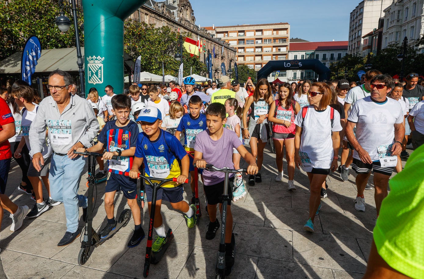 Participantes inauguran el recorrido, este jueves, cerca de las once de la mañana. 