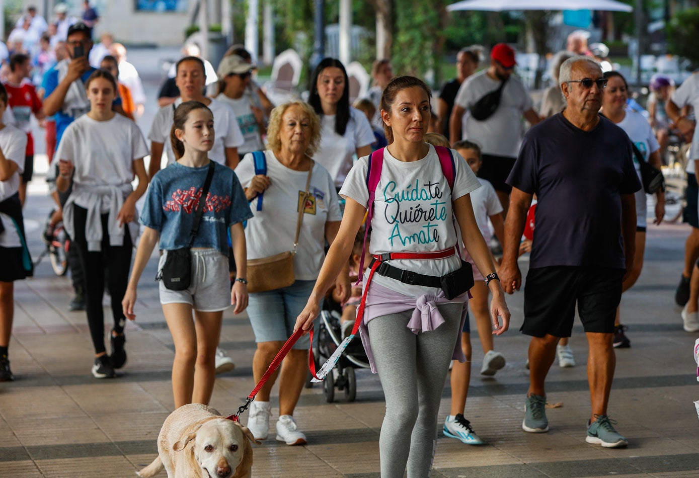 La prueba, de carácter solidario y no competitivo, convoca todos los años a miles de personas a dar un paseo por las calles de Torrelavega en favor de AMAT.