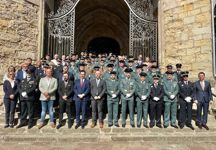 Foto de familia tras el acto de la Guardia Civil celebrado en Laredo.