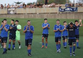 Los futbolistas del Monte saludan al público.