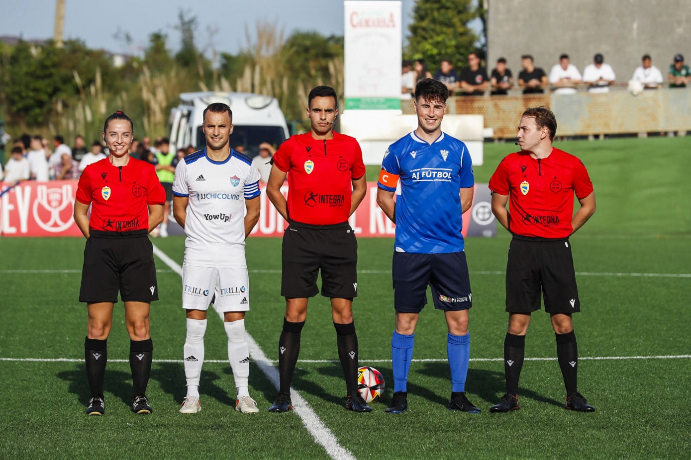 Los capitanes, con el trío arbitral.