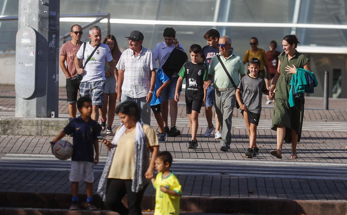 Imagen secundaria 1 - Colas para acceder al estadio antes de que se abrieran las puertas a las once de la mañana. Sobre estas líneas, un momento del entrenamiento.