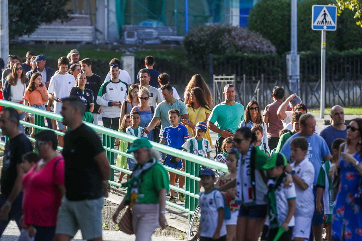 Imagen principal - Colas para acceder al estadio antes de que se abrieran las puertas a las once de la mañana. Sobre estas líneas, un momento del entrenamiento.